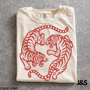 ヴィンテージタイガーシャツ、日本のタイガーTシャツ、赤いタイガーグラフィックTシャツ、レトロタトゥースタイルシャツ、ミニマリストストリートウェアTシャツ Ivory