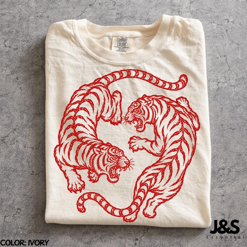 ヴィンテージタイガーシャツ、日本のタイガーTシャツ、赤いタイガーグラフィックTシャツ、レトロタトゥースタイルシャツ、ミニマリストストリートウェアTシャツ Ivory
