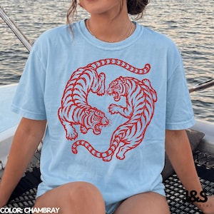 ヴィンテージタイガーシャツ、日本のタイガーTシャツ、赤いタイガーグラフィックTシャツ、レトロタトゥースタイルシャツ、ミニマリストストリートウェアTシャツ Chambray