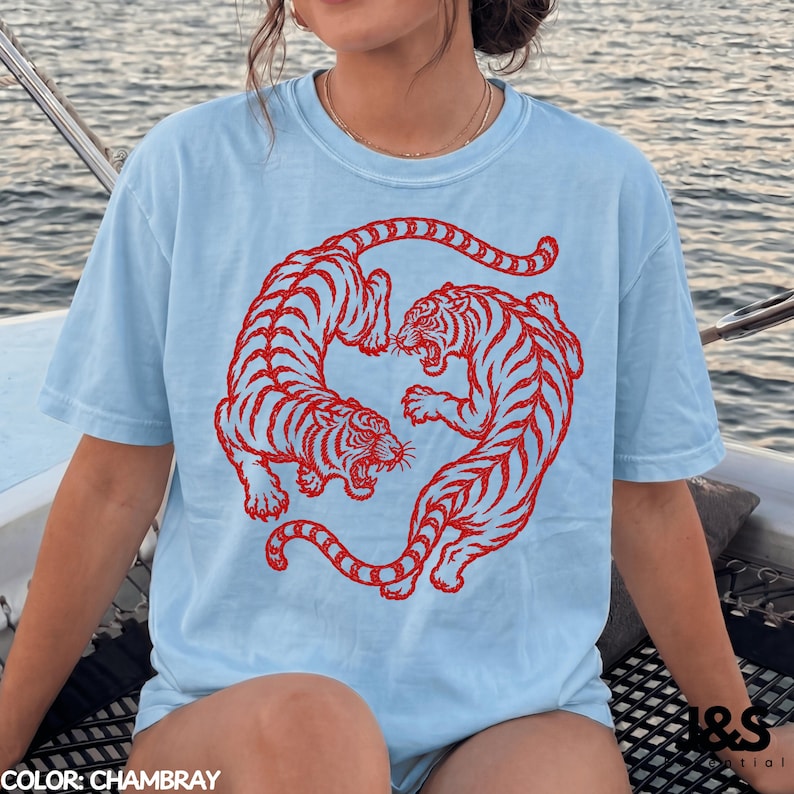 ヴィンテージタイガーシャツ、日本のタイガーTシャツ、赤いタイガーグラフィックTシャツ、レトロタトゥースタイルシャツ、ミニマリストストリートウェアTシャツ Chambray
