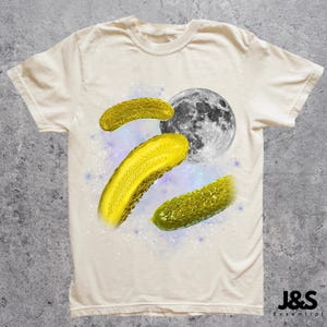 Tre pickles månar-tröja, rolig matälskare-t-shirt, galax-snacks-tröja, himmelsk gurktopp, rymdpickle-gåva, kosmisk grönsakskonst Off-White Distressed
