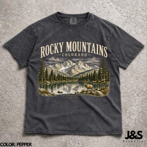 Vintage Rocky Mountains Colorado Shirt, Retro 90er Jahre Outdoor Erbe Grafik-T-Shirt, künstlerisches Elk-Natur-Top, Comfort Colors® Wandergeschenk Pepper