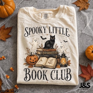 Koszulka Spooky Little Book Club na Halloween, koszulka z dynią Ghost Cat, koszulka vintage Spooky Reader, prezent graficzny dla miłośnika książek o czarownicach na jesień