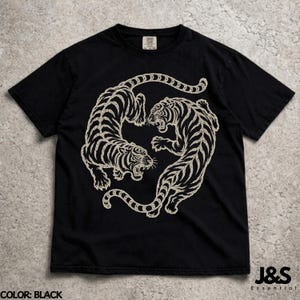 ヴィンテージタイガーシャツ、日本のタイガーTシャツ、赤いタイガーグラフィックTシャツ、レトロタトゥースタイルシャツ、ミニマリストストリートウェアTシャツ Black