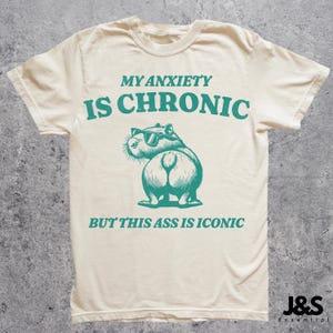 Mi ansiedad es crónica pero este culo es icónico, camisa unisex, camiseta divertida de salud mental, camisa de meme mapache, regalo divertido para ella y él