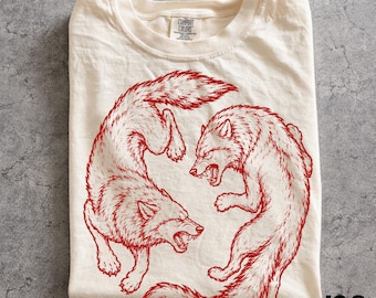 ヴィンテージウルフシャツ、日本のウルフTシャツ、赤いウルフのグラフィックTシャツ、レトロタトゥースタイルのシャツ、ミニマリストストリートウェアTシャツ