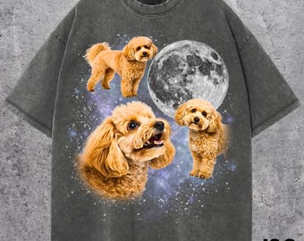 Maglietta con tre barboncini toy e luna, maglietta con barboncino mini e galassia, regalo per gli amanti dei cani spaziali, maglietta con barboncino cosmico e estetica per animali domestici celestiali