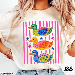 Maglietta con anatra colorata, graziosa t-shirt in stile cottagecore, maglietta con grafica di uccelli stravaganti, maglietta preppy per amanti delle anatre, divertente top estivo con animali da fattoria per donna