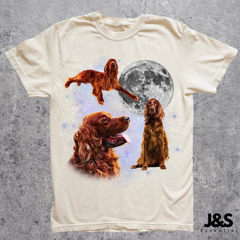 K&ouml;nnte beinhalten: Cremefarbenes T-Shirt mit einem grafischen Design von drei Irish Setter Hunden, einem Vollmond und einem Sternenhintergrund. Die Hunde sind in verschiedenen Posen dargestellt, einer davon in der Luft. Das Shirt hat einen Rundhalsausschnitt und kurze &Auml;rmel.