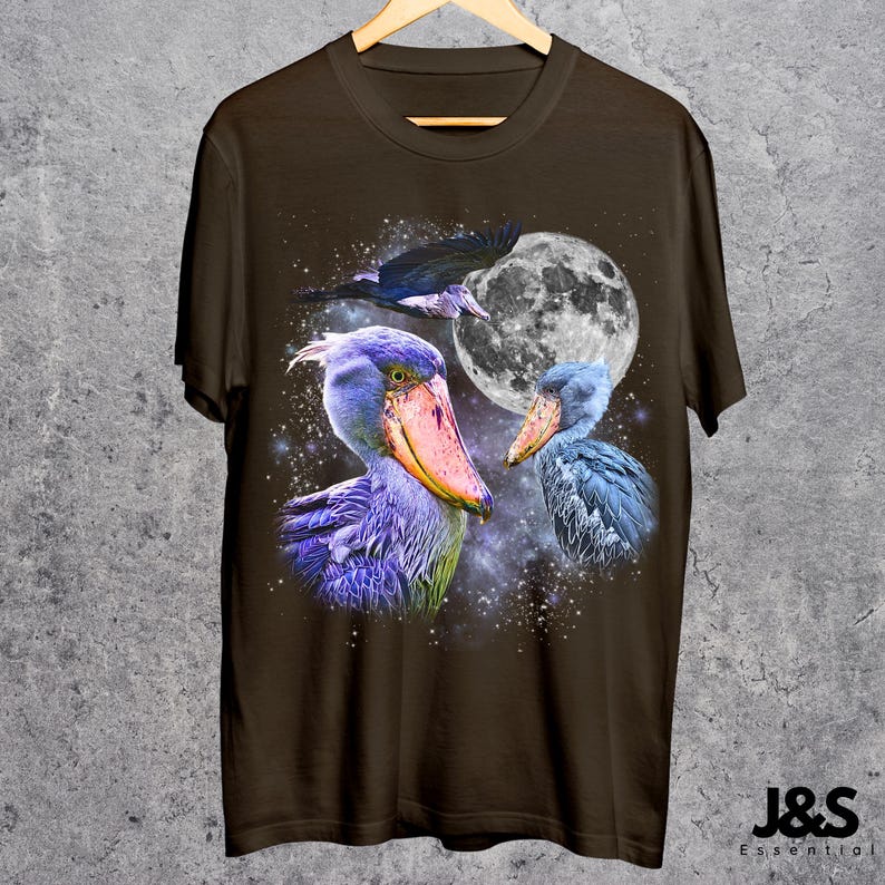 Camiseta con estampado de tres cigüeñas picozapato, camiseta vintage de pájaros y luna, camiseta divertida de picozapato, camiseta de animales extragrande, regalo de camiseta de aves exóticas Dark Chocolate