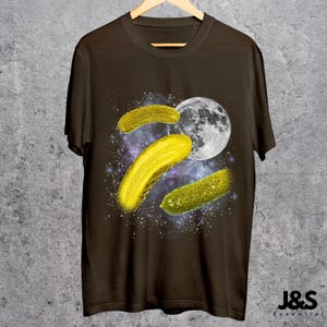 Tre pickles månar-tröja, rolig matälskare-t-shirt, galax-snacks-tröja, himmelsk gurktopp, rymdpickle-gåva, kosmisk grönsakskonst Dark Chocolate