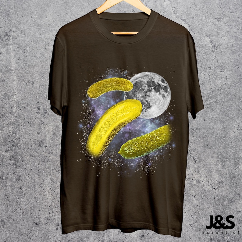 Tre pickles månar-tröja, rolig matälskare-t-shirt, galax-snacks-tröja, himmelsk gurktopp, rymdpickle-gåva, kosmisk grönsakskonst Dark Chocolate