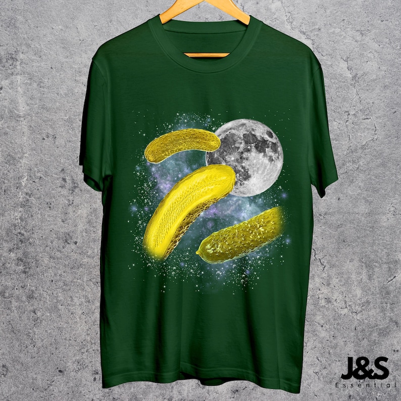 Tre pickles månar-tröja, rolig matälskare-t-shirt, galax-snacks-tröja, himmelsk gurktopp, rymdpickle-gåva, kosmisk grönsakskonst Forest Green