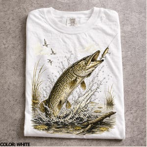 Vintage 90-tals gäddfiskeskjorta, retro Esox Lucius Angler grafisk t-shirt, konstnärlig sjönatur estetisk topp, Comfort Colors®-gåva