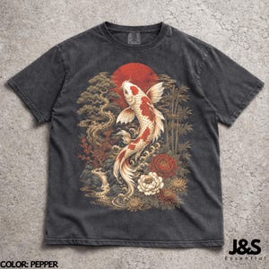 Peut inclure: T-shirt gris poivre avec un motif de carpe koï japonaise. Le graphisme comprend un soleil rouge, des fleurs et du bambou. Le t-shirt a un aspect vintage et le texte "J&S Essential" est visible.