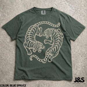 ヴィンテージタイガーシャツ、日本のタイガーTシャツ、赤いタイガーグラフィックTシャツ、レトロタトゥースタイルシャツ、ミニマリストストリートウェアTシャツ Blue Spruce