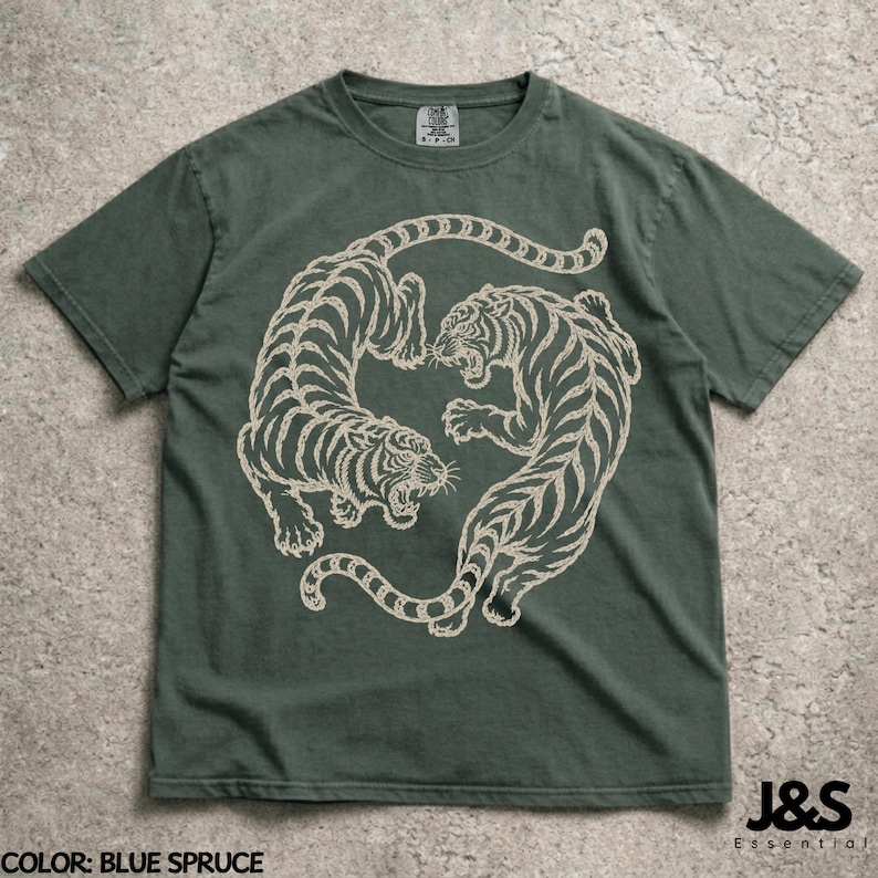ヴィンテージタイガーシャツ、日本のタイガーTシャツ、赤いタイガーグラフィックTシャツ、レトロタトゥースタイルシャツ、ミニマリストストリートウェアTシャツ Blue Spruce