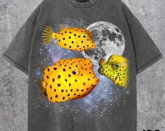 Maglietta con tre pesci scatola, maglietta con divertente pesce giallo, maglietta con grafica di animali dell'oceano, maglietta con pesce scatola con luna e galassia, maglietta con strano pesce tropicale