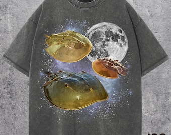 Camiseta Lua com Três Caranguejos-Ferradura, Camiseta Vintage Galáxia Limulus, Camiseta Retrô com Estampa de Biologia Marinha Cósmica, Presente para Amantes do Oceano, Camiseta com Estampa de Animal Espacial