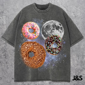 Shirt Three Donut Moon, grappig T-shirt Sweet Tooth, Retro Galaxy Dessert-T-shirt, Hemelse strooi Donut Top, kosmisch gebak cadeau