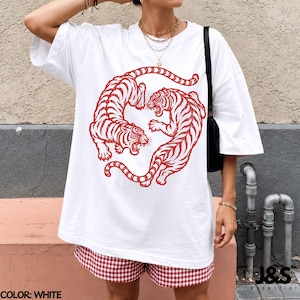 ヴィンテージタイガーシャツ、日本のタイガーTシャツ、赤いタイガーグラフィックTシャツ、レトロタトゥースタイルシャツ、ミニマリストストリートウェアTシャツ White