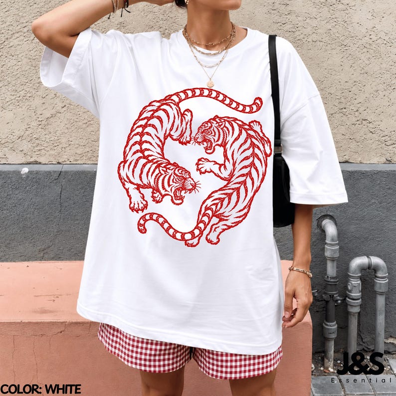 ヴィンテージタイガーシャツ、日本のタイガーTシャツ、赤いタイガーグラフィックTシャツ、レトロタトゥースタイルシャツ、ミニマリストストリートウェアTシャツ White