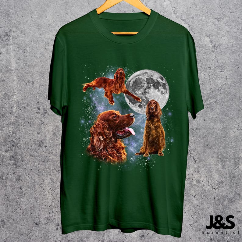 K&ouml;nnte beinhalten: Dunkelgr&uuml;nes T-Shirt mit drei Illustrationen von Irish Setter Hunden und einem Vollmond. Die Hunde sind in verschiedenen Posen dargestellt, darunter einer in der Luft, einer mit herausgestreckter Zunge und einer sitzend. Der Text "J&S Essential" ist sichtbar.