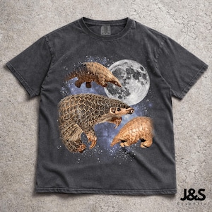 Puede incluir: Una taza de cerámica blanca con un asa negra y el texto "But First, Coffee" en negrita negra. La taza se encuentra sobre un fondo borroso, sugiriendo un ambiente acogedor.