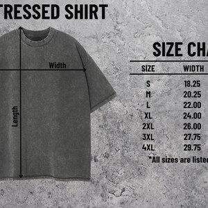 K&ouml;nnte beinhalten: Ein verwaschenes graues T-Shirt mit einer Gr&ouml;&szlig;entabelle, die Breiten- und L&auml;ngenma&szlig;e in Zoll anzeigt. Das Shirt wird auf einem strukturierten Hintergrund dargestellt. Der Text "DISTRESSED SHIRT" steht oben.