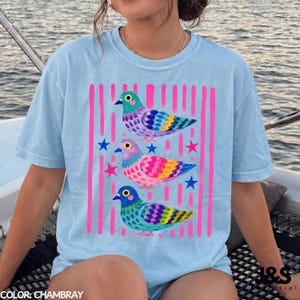 Camiseta de paloma colorida, camiseta con estampado de pájaro adorable, camiseta estilo cottagecore original, regalo divertido para amantes de las palomas, camiseta colorida con arte animal para mujer Chambray