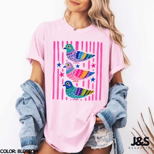Camiseta de paloma colorida, camiseta con estampado de pájaro adorable, camiseta estilo cottagecore original, regalo divertido para amantes de las palomas, camiseta colorida con arte animal para mujer Blossom