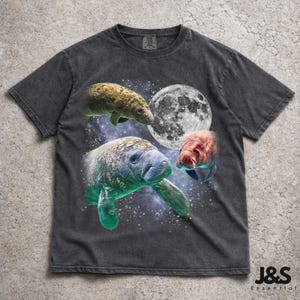 Camiseta retrô com três peixes-boi e lua, camiseta divertida com estampa de vaca marinha, camiseta vintage com animais marinhos, presente exclusivo para amantes de peixes-boi, camiseta com tema oceânico, criatura marinha.