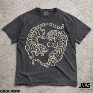 ヴィンテージタイガーシャツ、日本のタイガーTシャツ、赤いタイガーグラフィックTシャツ、レトロタトゥースタイルシャツ、ミニマリストストリートウェアTシャツ Pepper