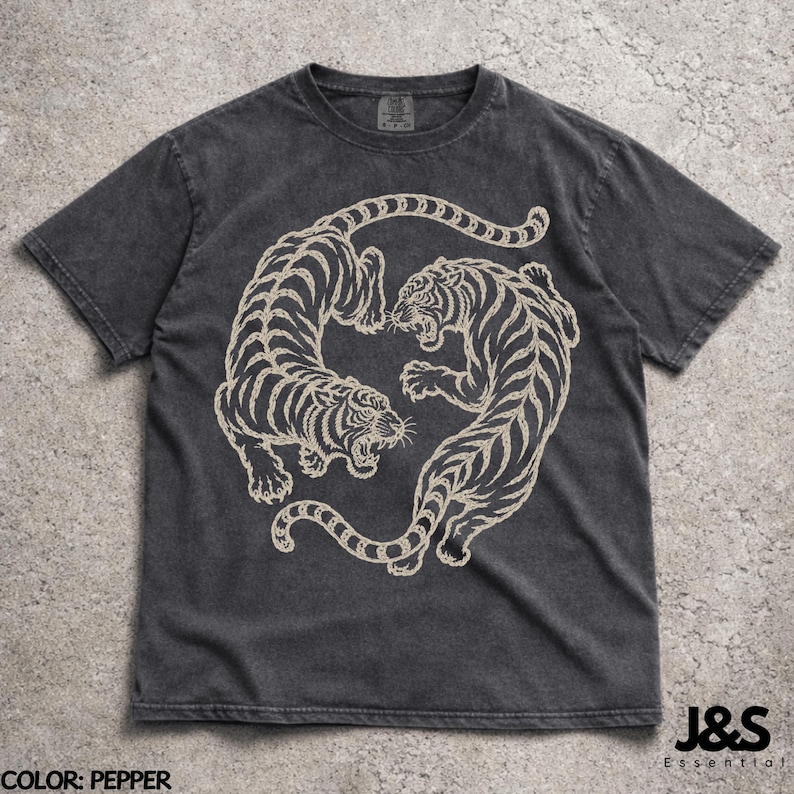 ヴィンテージタイガーシャツ、日本のタイガーTシャツ、赤いタイガーグラフィックTシャツ、レトロタトゥースタイルシャツ、ミニマリストストリートウェアTシャツ Pepper