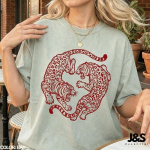 Vintage Snow Leopard Shirt, Japanese Snow Leopard Tee, Red Wild Cat Graphic Tee, Retro Tattoo Style Shirt, Minimalist Streetwear Tshirt Bay