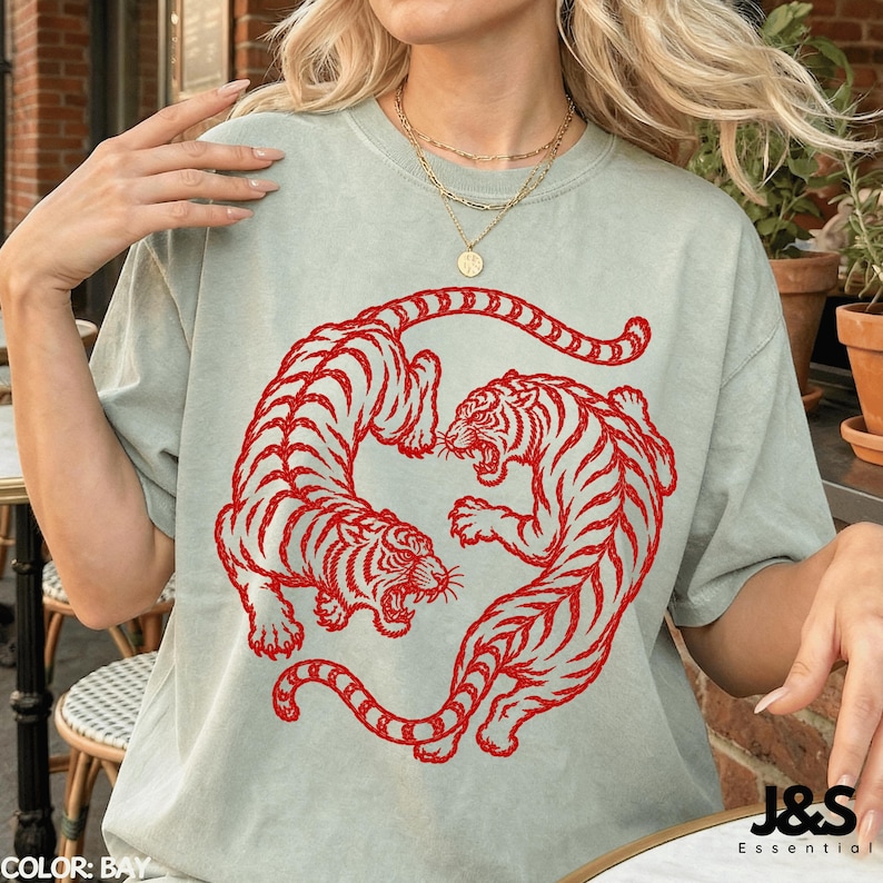 ヴィンテージタイガーシャツ、日本のタイガーTシャツ、赤いタイガーグラフィックTシャツ、レトロタトゥースタイルシャツ、ミニマリストストリートウェアTシャツ Bay