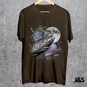 グリーンランドシャークのグラフィックTシャツ、深海生物ムーンTシャツ、ユニークなサメ好きへのギフト、レトロな海洋野生生物シャツ、海洋生物Tシャツ Dark Chocolate