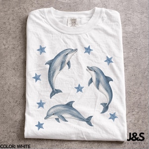Maglietta con delfino, maglietta con grafica di un simpatico delfino, maglietta vintage con animali marini, top retrò per amanti della natura costiera, Comfort Colors®