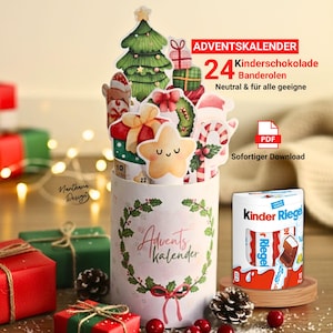 Peut inclure: Un calendrier de l'Avent blanc avec un design de couronne, rempli de découpes sur le thème de Noël et un tube de chocolat Kinder Riegel. Le calendrier porte le texte "ADVENTSKALENDER" et "24 Kinderschokolade Banderolen".