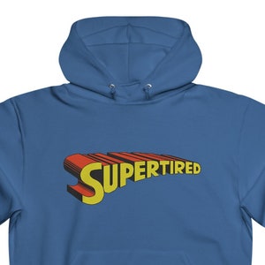 Super Zmęczona Bluza Z Kapturem Wygodna Bluza Z Kapturem Dla Zapracowanej Super Mamy Zabawny Prezent Dla Super Taty Wyjątkowa Bluza Z Kapturem Prezent Dla Miłośnika Komiksów