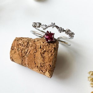 Elegant kristallstjärnering: Flerskiktad himmelsk mässingsring