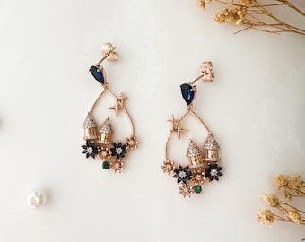 Pendiente de castillo de princesa de cuento de hadas, aro azul marino con flores, pendiente con núcleo de hadas, pendiente colgante de flores estilo cottagecore, joyería de hadas doradas.