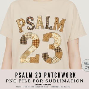 Könnte beinhalten: Beiges T-Shirt mit dem Text "PSALM 23" in einem Patchwork-Design. Die Buchstaben und Zahlen bestehen aus verschiedenen Stoffmustern in Braun- und Beigetönen. Die Datei ist eine PNG-Datei für die Sublimation.