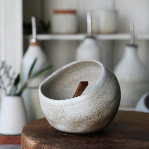 Ręcznie robiona kamionkowa świnka solna. Rustykalna kolekcja Sandsong. Ceramiczna solniczka inspirowana stylem nadmorskim.