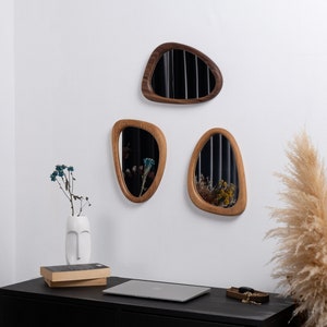 Miroir artisanal asymétrique en chêne blanc, cadre en bois moderne