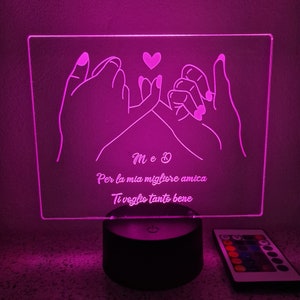 Può includere: Luce notturna LED rosa con un design di due mani che si fanno la promessa al mignolo. Il testo sulla luce recita "Me &  Per la mia migliore amica Ti voglio tanto bene".