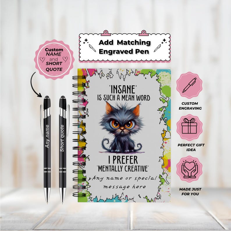 K&ouml;nnte beinhalten: Ein Spiralnotizbuch mit einer Cartoon-Katzen-Illustration und dem Text "INSANE IS SUCH A MEAN WORD, I PREFER 'MENTALLY CREATIVE'". Enth&auml;lt zwei schwarze Stifte mit silbernen Akzenten. Das Notizbuch hat einen farbenfrohen Rand und bietet eine individuelle Gravur.