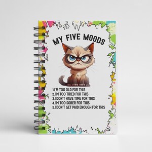 K&ouml;nnte beinhalten: Ein Spiralnotizbuch mit einer Illustration einer grummeligen Katze. Auf dem Cover steht "MY FIVE MOODS" und eine Liste von Stimmungen: "I'M TOO OLD FOR THIS", "I'M TOO TIRED FOR THIS", "I DON'T HAVE TIME FOR THIS", "I'M TOO SOBER FOR THIS" und "I DON'T GET PAID ENOUGH FOR THIS."