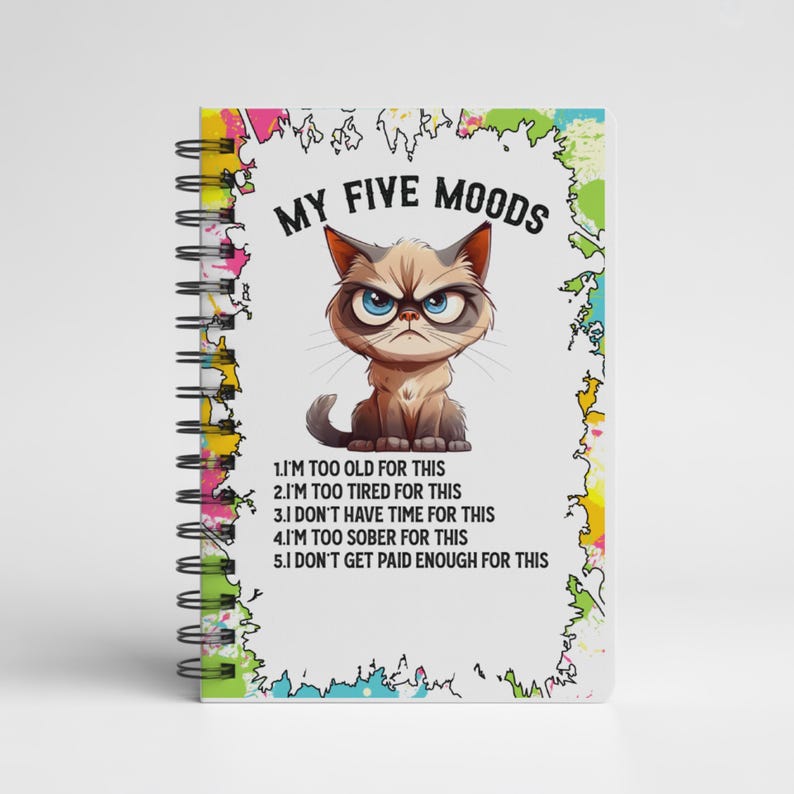K&ouml;nnte beinhalten: Ein Spiralnotizbuch mit einer Illustration einer grummeligen Katze. Auf dem Cover steht "MY FIVE MOODS" und eine Liste von Stimmungen: "I'M TOO OLD FOR THIS", "I'M TOO TIRED FOR THIS", "I DON'T HAVE TIME FOR THIS", "I'M TOO SOBER FOR THIS" und "I DON'T GET PAID ENOUGH FOR THIS."