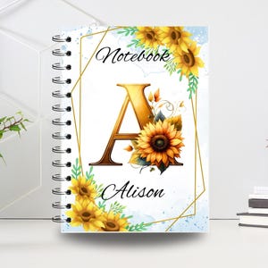 Libreta con inicial de girasol hecha a mano – Diario floral personalizado A4/A5 – Bloc de notas en espiral personalizado – Regalo único para ella